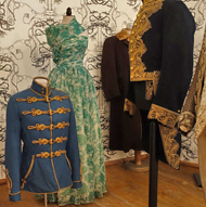 Schloss Aichberg: Restaurierung verschiedener textiler Objekte